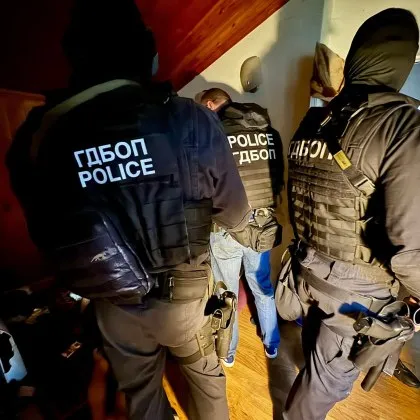 Разбиха мащабен канал за мигранти: Откриха 104 златни кюлчета при акция в четири града