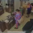 Едната ръка избира, другата прибира: Кадри от бижутерия предизвикаха остри реакции ВИДЕО