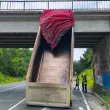 Вдигнат кош на самосвал се вряза в моста на пътния възел за Китен СНИМКИ