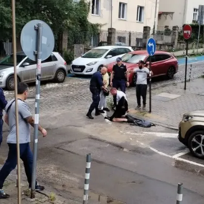 Бащата, който обезвреди мъжа, нахлул в кола с дете, е полицай от СДВР