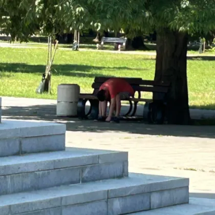 Снимка на мъж седнал на пейка в Русе в необичайна