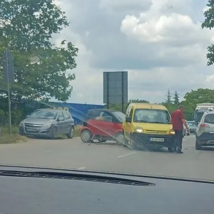 Катастрофа затруднява движението във Варна Две коли са се ударили на