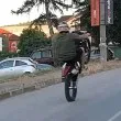 Рискована маневра: Моторист изпревари кола на една гума ВИДЕО