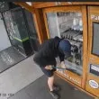&bdquo;Свободната престъпност процъфтява безнаказано!" Маскиран с кози крак вилня на спирка в София ВИДЕО