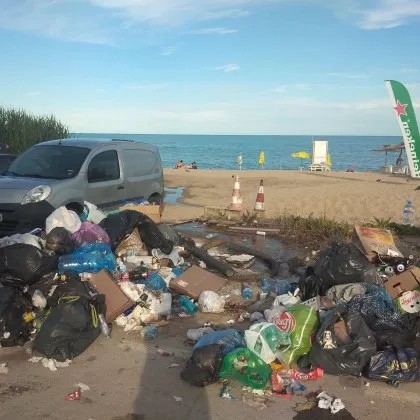 Лято море златист пясък и морски бриз да радва първите