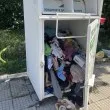 Контейнер или гардероб на открито? Димитровград осъмна със сутиени по тротоара