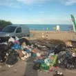 Море, плаж и още нещо: Боклуци, смрад и безхаберие на метри от водата СНИМКИ