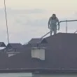 Супергерой или каскадьор? Мъж на покрив привлече погледите в &bdquo;Люлин" ВИДЕО