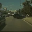 Защо да чакаш на светофара? Шофьорка избра маршрута &bdquo;направо през пешеходците" ВИДЕО