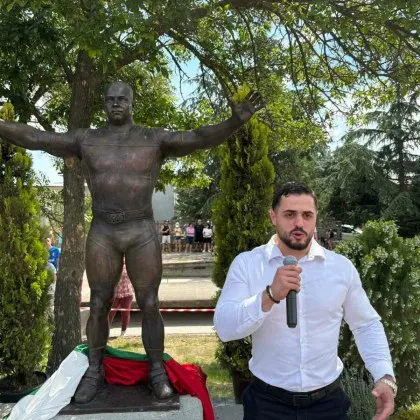 Паметник на олимпийския шампион по вдигане на тежести Милен Добрев