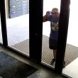 Светкавична кражба: Мъж задигна колело под ключ от кооперация за минути СНИМКИ