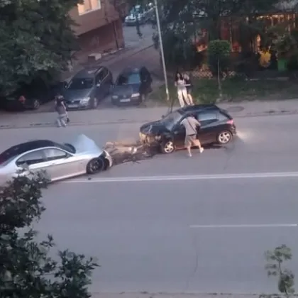 Челна катастрофа между две коли в Казанлък