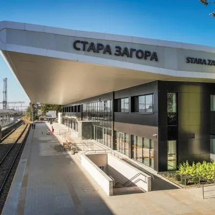 Момчета се покатериха върху товарен вагон, пострадаха от токов удар