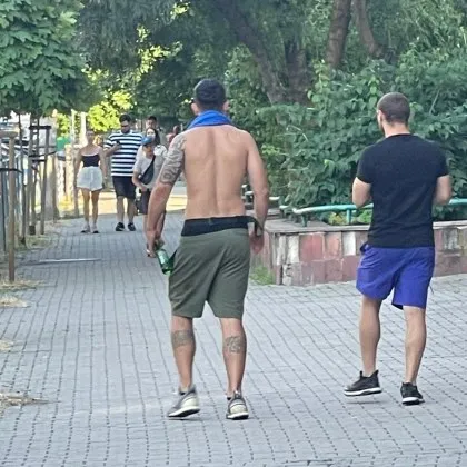 Без причина и посред бял ден: младежи обърнаха хладилник върху паркиран автомобил