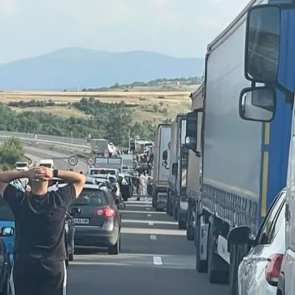 Зверско меле на АМ Струма! Има щети, тапата е огромна СНИМКА