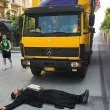 &bdquo;Покайте се!": Фалшив монах легна пред платформа на Прайда в Солун, арестуваха го СНИМКИ и ВИДЕО