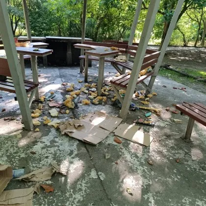 Боклуци покриха беседка в парк в Стара Загора СНИМКИ