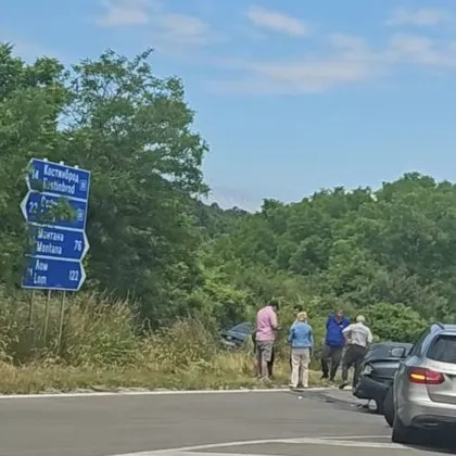 Зрелищна катастрофа на път II-81: Автомобил се озова в канавката ВИДЕО