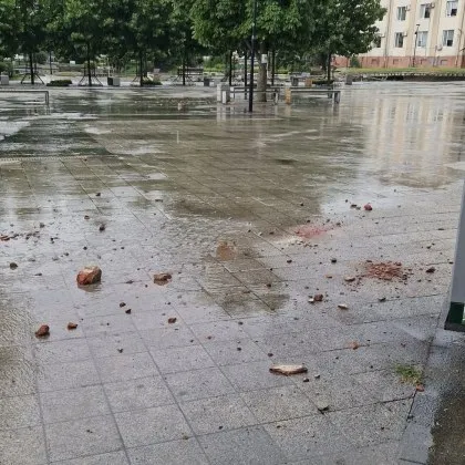 Секунди от трагедия в центъра на Плевен: Тухли се стовариха върху пешеходна зона СНИМКИ