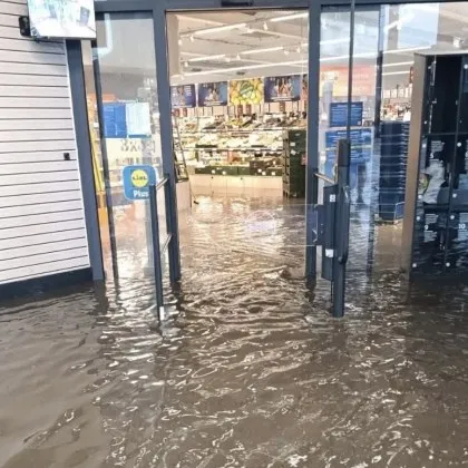 Първа на промоциите се нареди водата: Ломчани май ще пазаруват с гумени ботуши СНИМКИ
