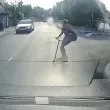 Дете изскочи с тротинетка пред кола, друго се озова насред натоварен булевард ВИДЕО