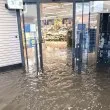 Първа на промоциите се нареди водата: Ломчани май ще пазаруват с гумени ботуши СНИМКИ