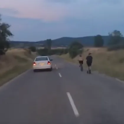 ВИДЕО с деца, мотор и кола на пътя в Старозагорско разпали спор
