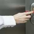 Ужас в София! Асансьор с майка и дете пропадна ВИДЕО