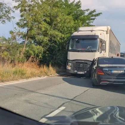 Сблъскаха се Мерцедес и камион край Кресна, има тапа СНИМКИ