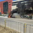 Бус пламна пред мол във Варна СНИМКИ