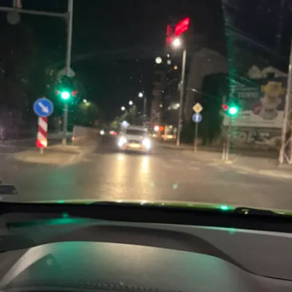 Кола се намърда в насрещното на булевард в Пловдив СНИМКА