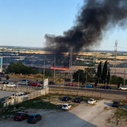 На крачка от голяма трагедия: Пожар край Стара Загора заплаши житни масиви, къщи и обекти СНИМКИ