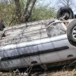 Кола се обърна в дере, борят се за живота на младеж