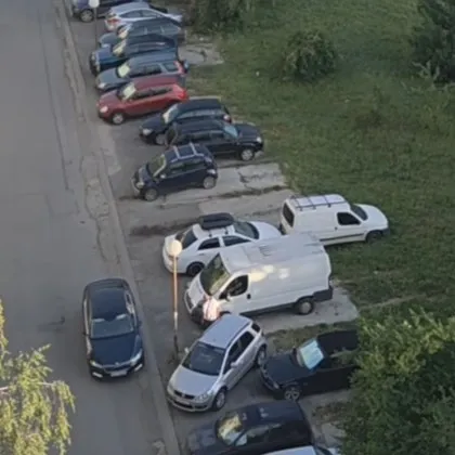 Ново ниво в битката за паркомясто: Бус на дежурство в Овча купел ВИДЕО
