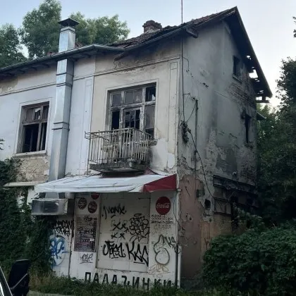 Рушаща се къща превърна столичен тротоар в руска рулетка