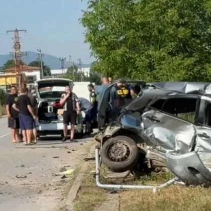 Шофьор е в болница след сблъсъка в Божурище ВИДЕО