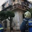 75-годишна жена скочи от горяща къща, минувачи я уловиха: зрелищно ВИДЕО