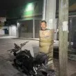 Мексикански &bdquo;Батман" лепи заподозрени крадци по уличните лампи