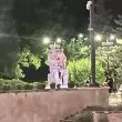 Опасна мода: Тийнейджъри се катерят върху паметник за снимки в Благоевград