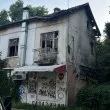 Рушаща се къща превърна столичен тротоар в руска рулетка