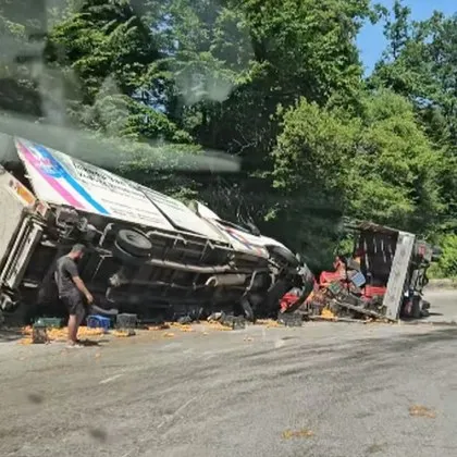 Камион се обърна на Петрохан, товарът се разпиля по пътя ВИДЕО