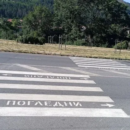"Накъде изчезна другата половина?": Пешеходна пътека взриви социалните мрежи