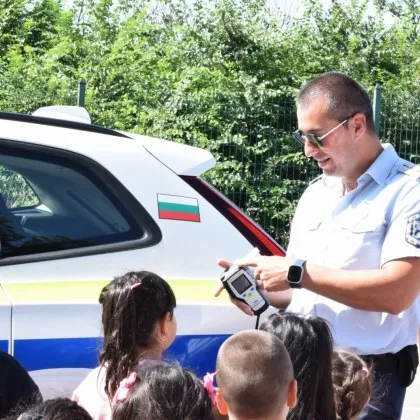 Дрегер, патрулка и уроци по безопасност: Деца от Маноле влязоха в ролята на полицаи