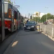 На косъм от трагедия: Кола се качи на трамвайна спирка в София