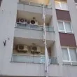 Тийнейджърка тръгна да слиза по чаршафи от третия етаж, минувачи я спасиха