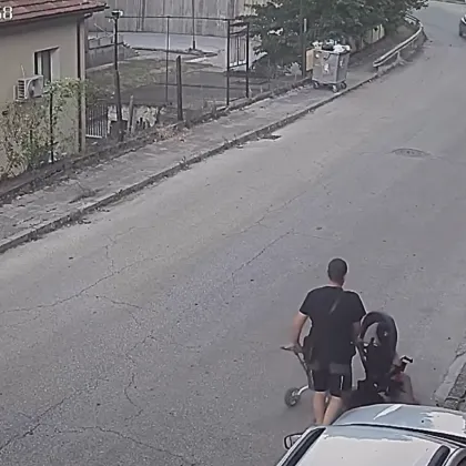 Бясна скорост, липсващ тротоар и две деца на сантиметри от трагедия ВИДЕО