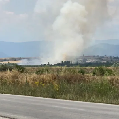 Голям пожар пламна в Хисарско СНИМКА