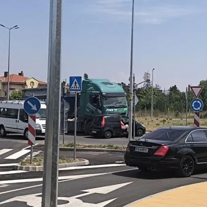 Камион и кола се сблъскаха на ключово кръгово в Асеновград СНИМКА