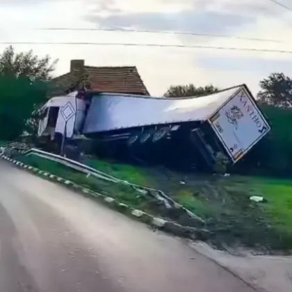 Камион скъса мантинела и се вряза в къща