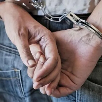 Жената задържана за отправяне на заплахи и опит за принуда